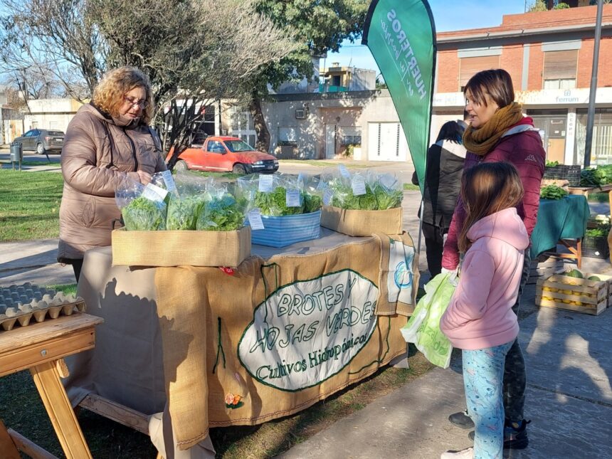 “Huerteros en tu Barrio” despidió junio en plaza De la Democracia