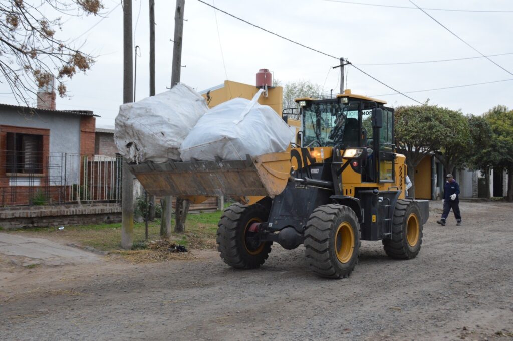 Por una ciudad más limpia: Recogen desperdicios mayores en barrio Rivadavia