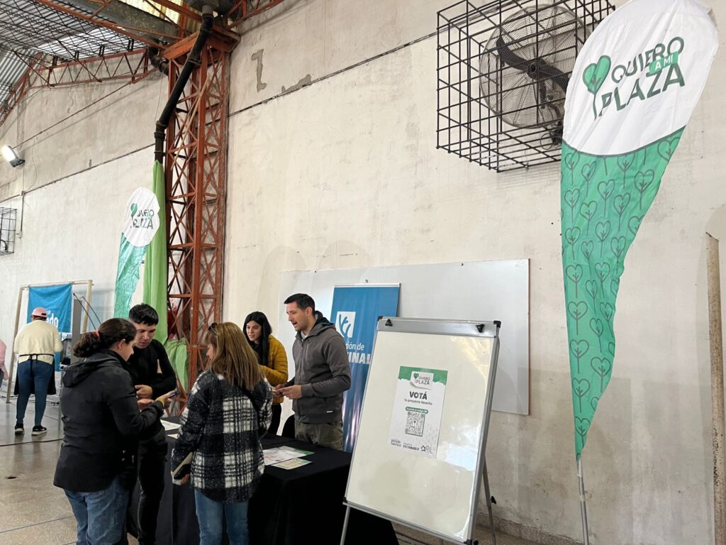 “Quiero a Mi Plaza” asesoró en la feria dominguera y algunos visitantes votaron por celulares