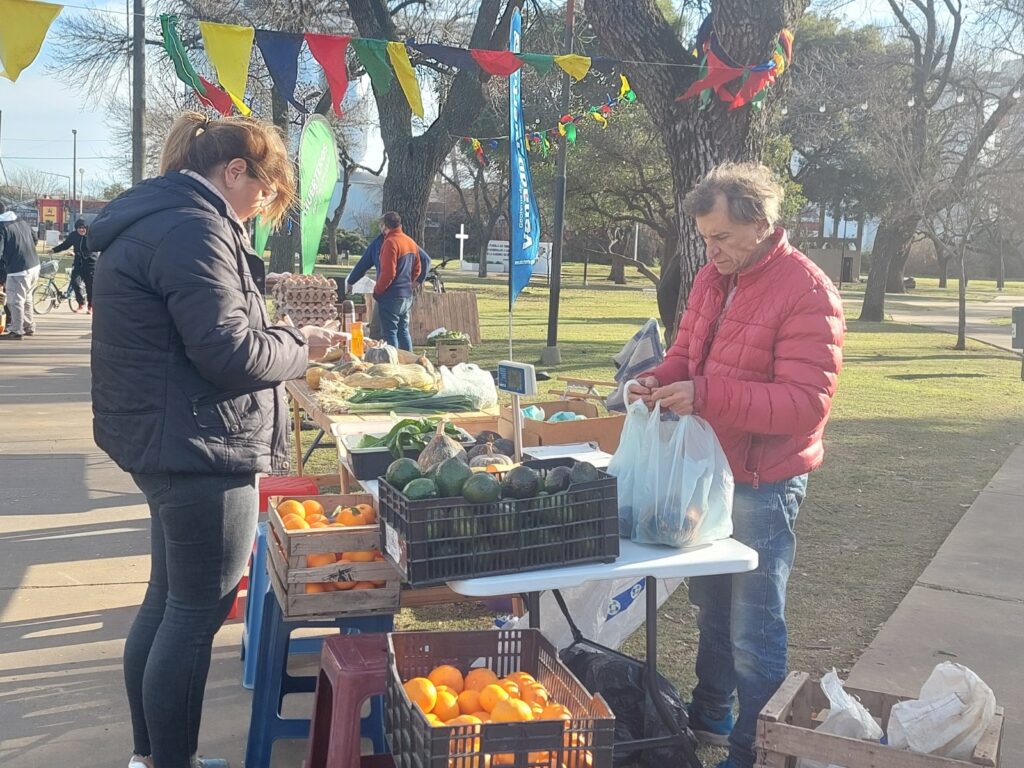 Miércoles de “Huerteros en tu Barrio” en Plaza De la Democracia