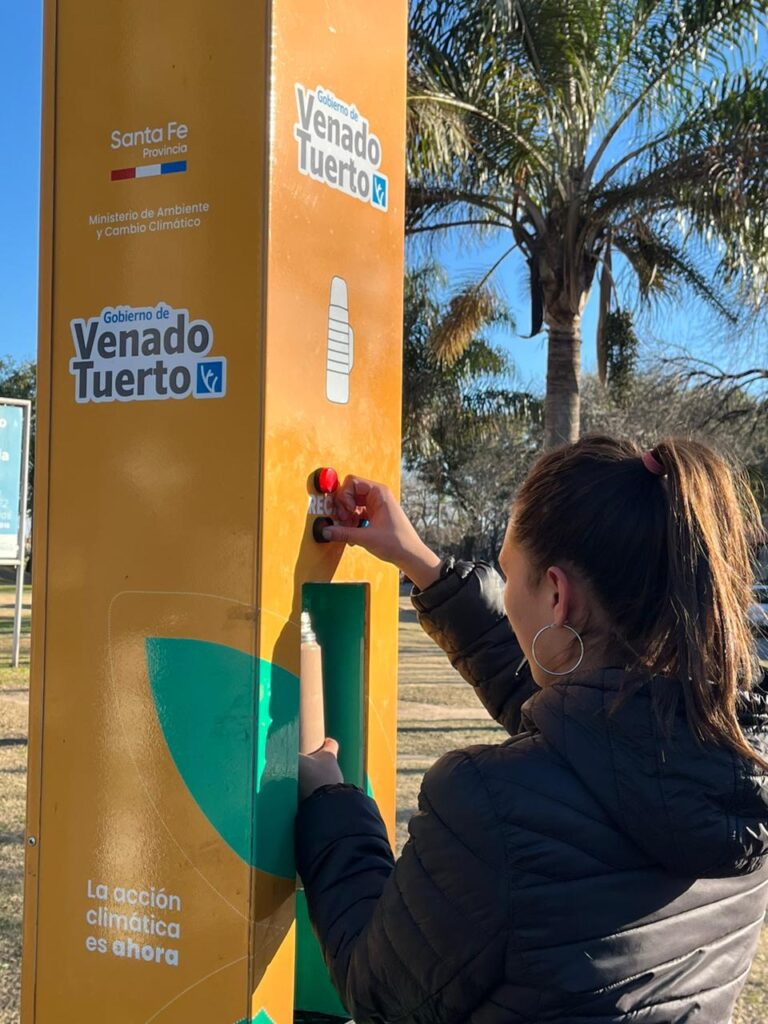 El Gobierno Municipal instaló un Tótem Solar en plaza Juan Pablo II que provee agua fría y caliente