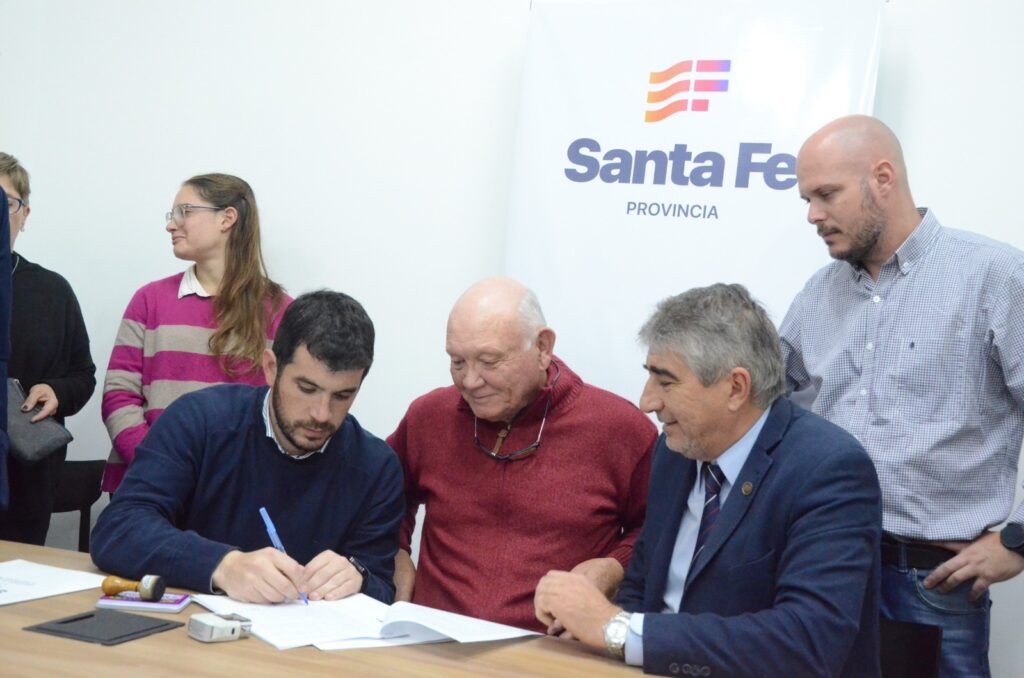 El ministro Bastia y el Intendente Chiarella entregaron escrituras del programa “Protegé tu Casa”