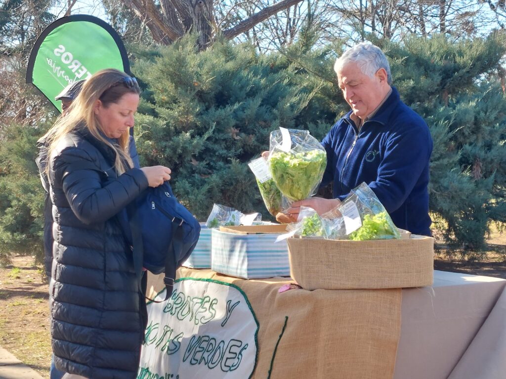 Huerteros y canje de reciclables por ecomonedas en plaza Padre Alfredo Giraldi