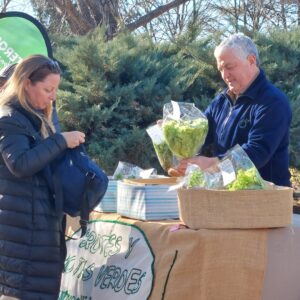 Huerteros y canje de reciclables por ecomonedas en plaza Padre Alfredo Giraldi