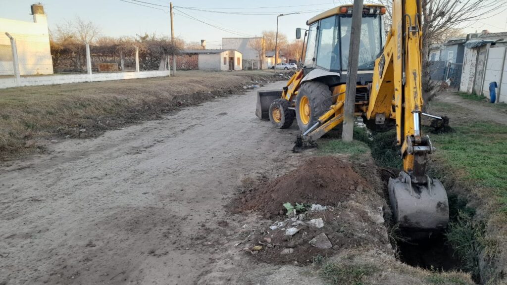 Desagües: trabajos de zanjeo y limpieza de cunetas en distintas zonas