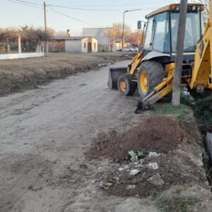 Desagües: trabajos de zanjeo y limpieza de cunetas en distintas zonas