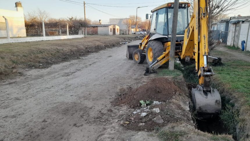 Desagües: trabajos de zanjeo y limpieza de cunetas en distintas zonas