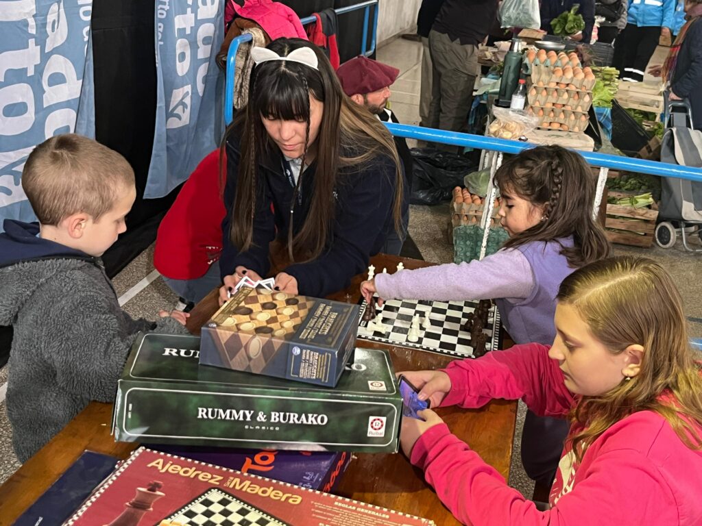 La feria dominguera presentó un espacio para juegos de mesa