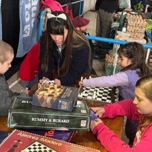 La feria dominguera presentó un espacio para juegos de mesa