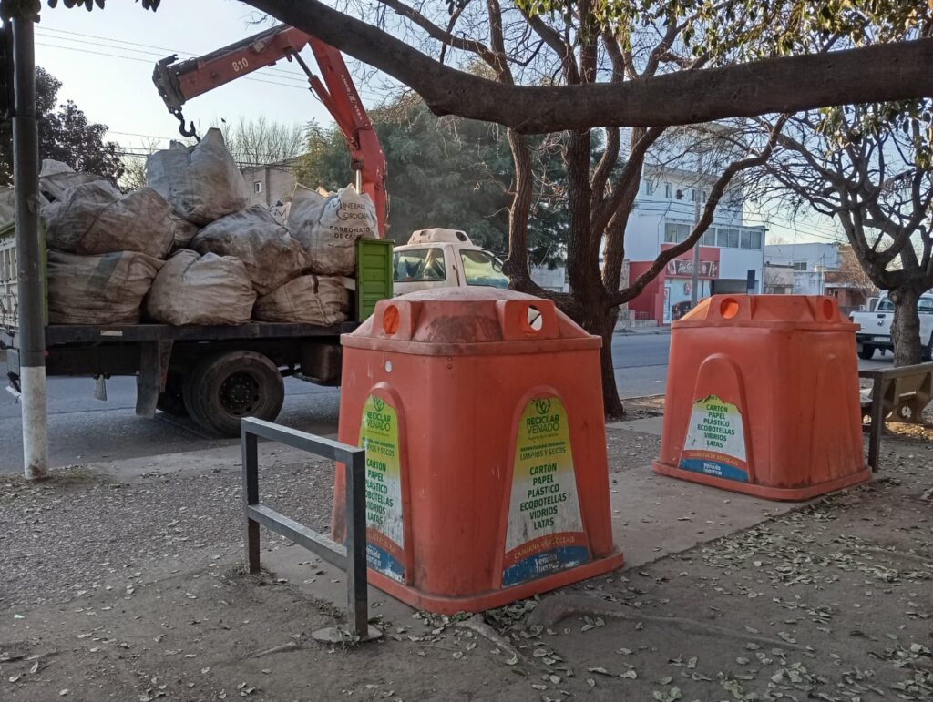 Retiro de residuos reciclables en Campanas de plaza Fleming