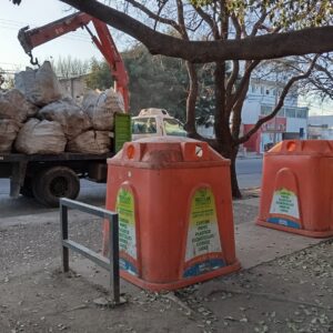 Retiro de residuos reciclables en Campanas de plaza Fleming