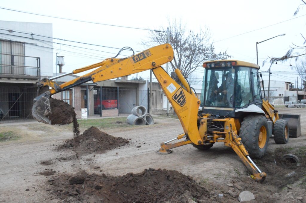 Los equipos municipales instalan tubería de desagües en Junín y Larriera