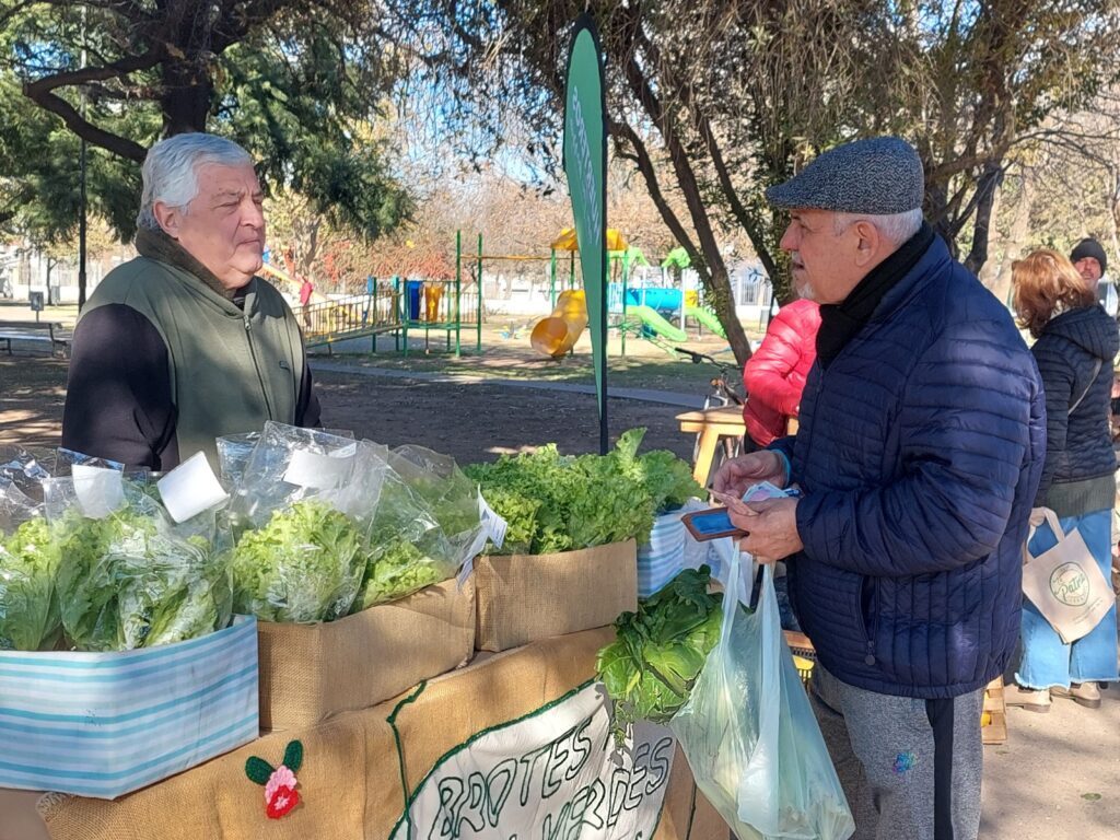 Los “Huerteros en tu Barrio” llevaron sus productos a plaza Escribano