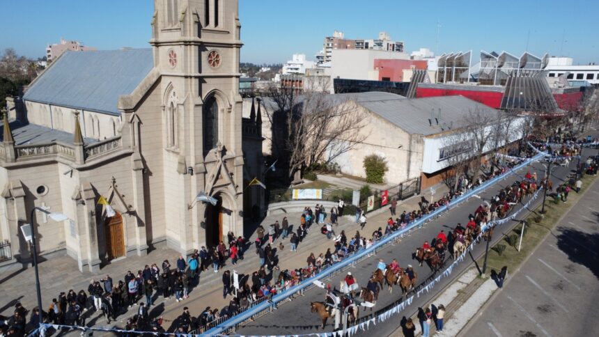 Una multitud celebró el Día de la Independencia con el Gran Pericón Nacional, desfile y el Paseo de la Ciudad