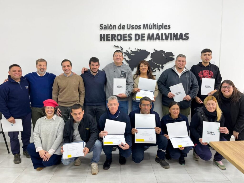Más trabajadores municipales recibieron su título a través del programa “Terminá la Secundaria”