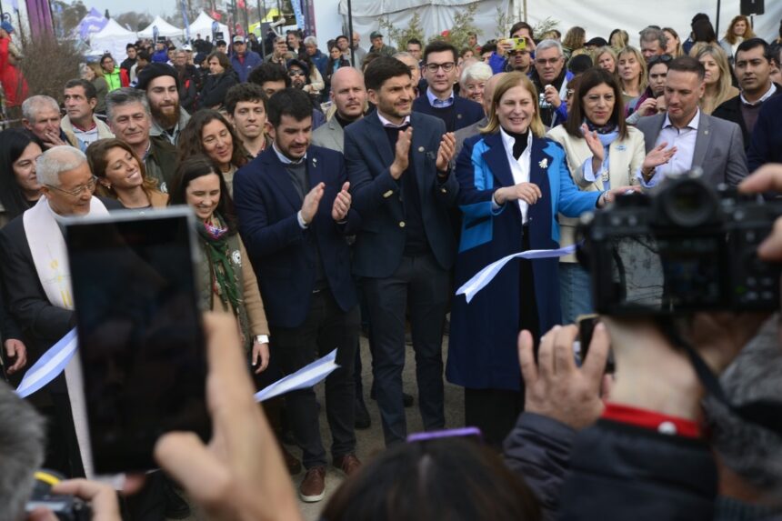 ExpoVenado 2024: Corte de cintas con la presencia del gobernador Pullaro junto al intendente Chiarella