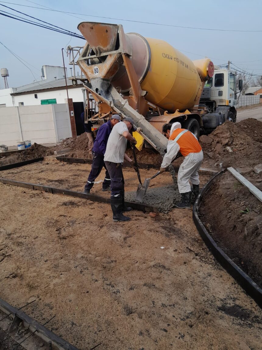 Cuadrilla de Pavimento trabaja en hormigonado de aleta en Héctor Camps y Río de la Plata