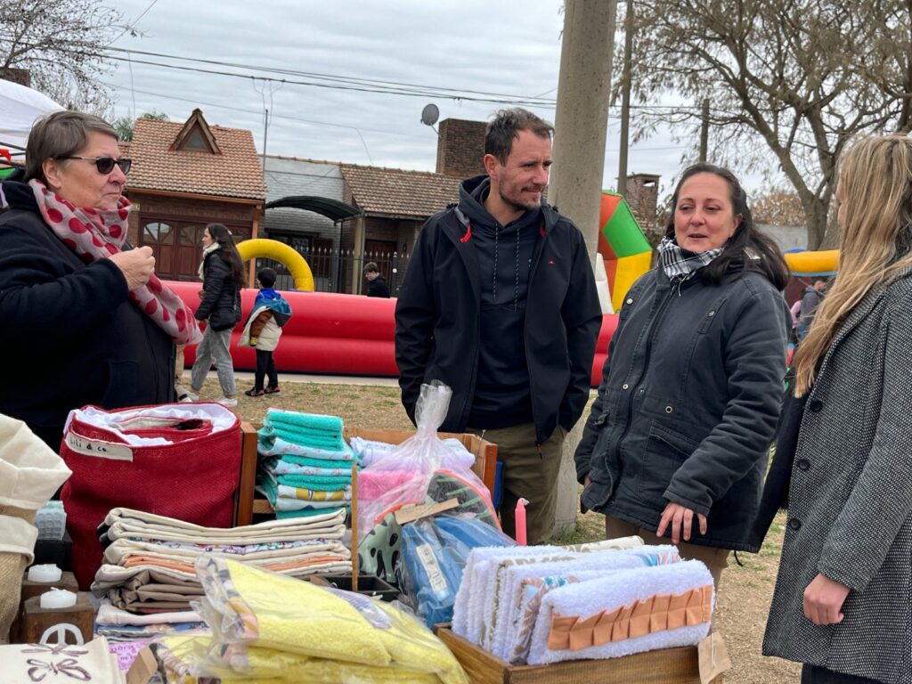 El Paseo de la Ciudad dejó su huella emprendedora en la Plaza del Docente