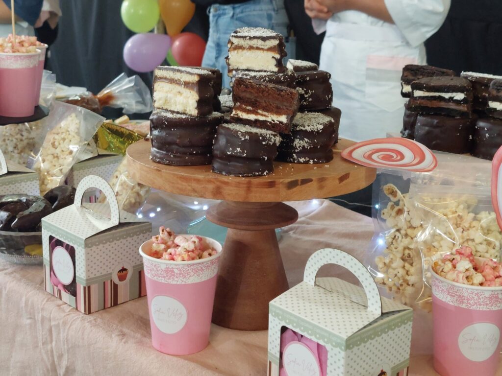 Gran interés generó la capacitación sobre alfajores y golosinas en la feria dominguera