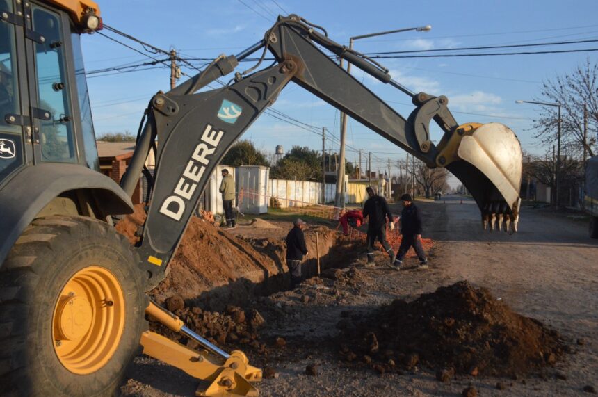 Equipos municipales colocan tubería en obra de desagüe de calle Perillo