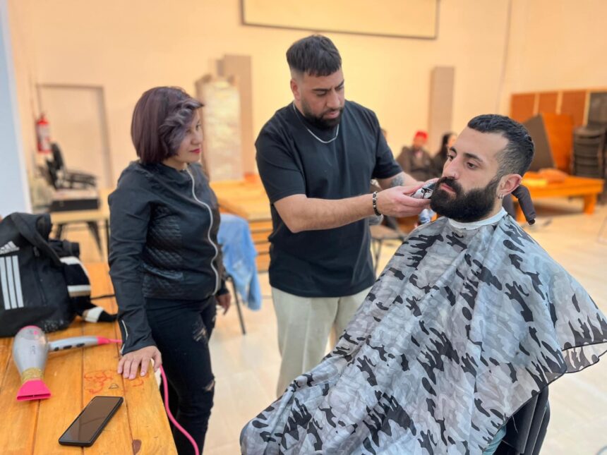 Entrega de certificados a egresados del Taller de Barbería y Corte Masculino
