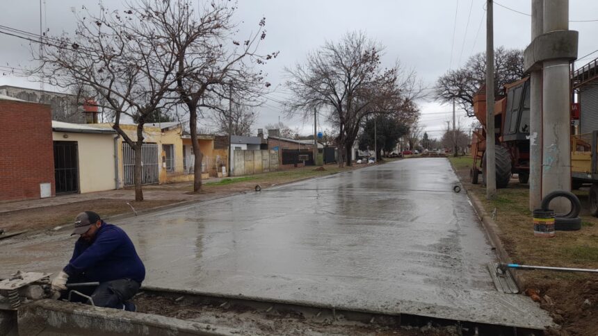 Cuadrillas municipales realizan trabajos de terminación en distintas obras de pavimento
