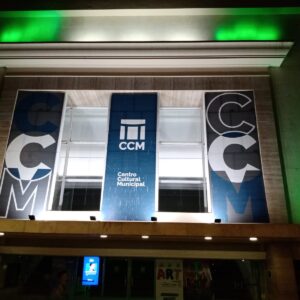 Iluminación especial del Centro Cultural por el quinto aniversario del grupo “Biotellas”