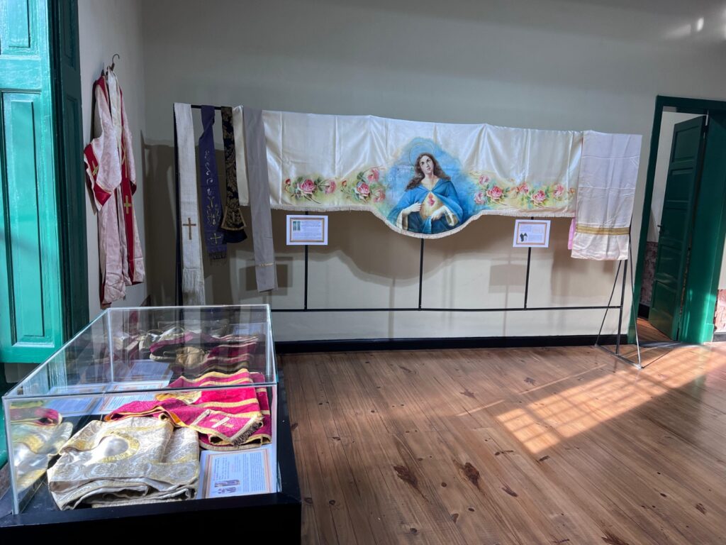 En la Casa Museo quedó inaugurada la muestra de Objetos Religiosos Antiguos