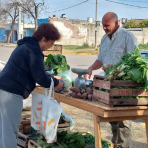 Los “Huerteros en tu Barrio” despidieron agosto en plaza De la Democracia