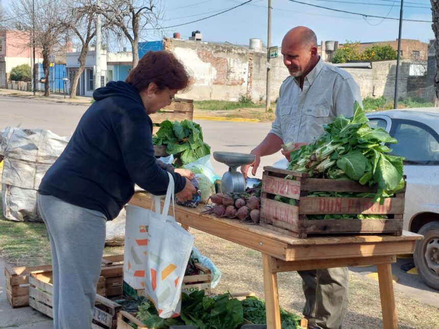 Los “Huerteros en tu Barrio” despidieron agosto en plaza De la Democracia