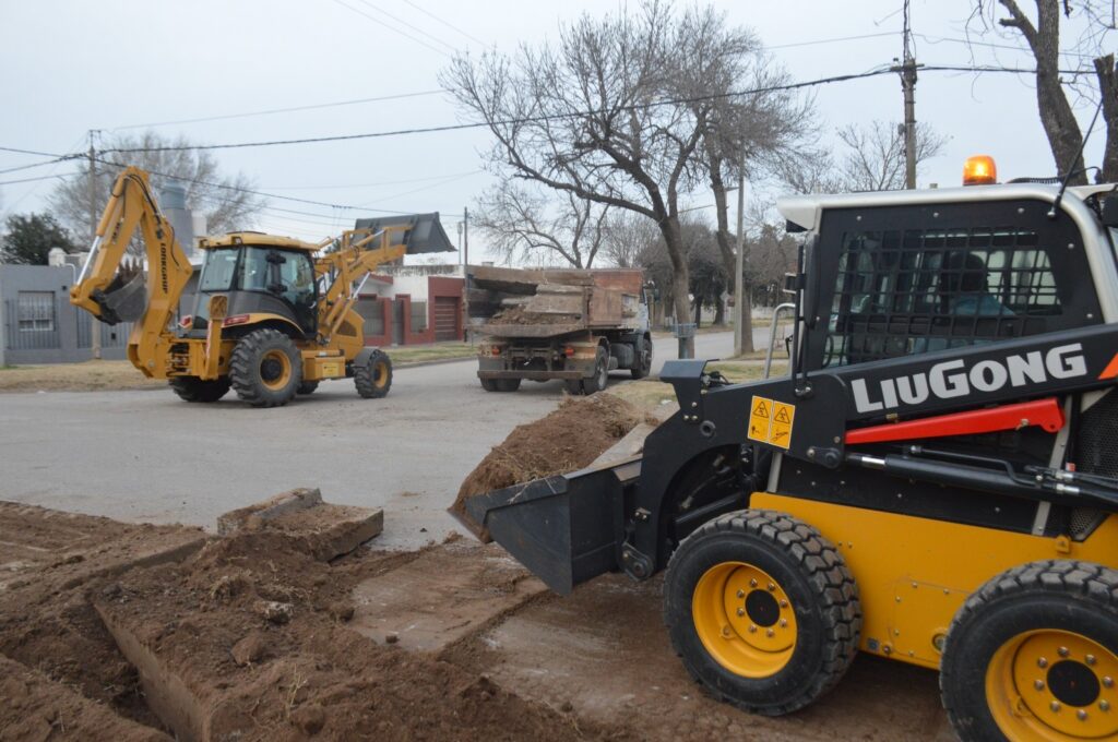 Cuadrillas hormigonan centro de bocacalle en Castelli y Maxwell