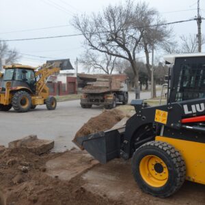 Cuadrillas hormigonan centro de bocacalle en Castelli y Maxwell