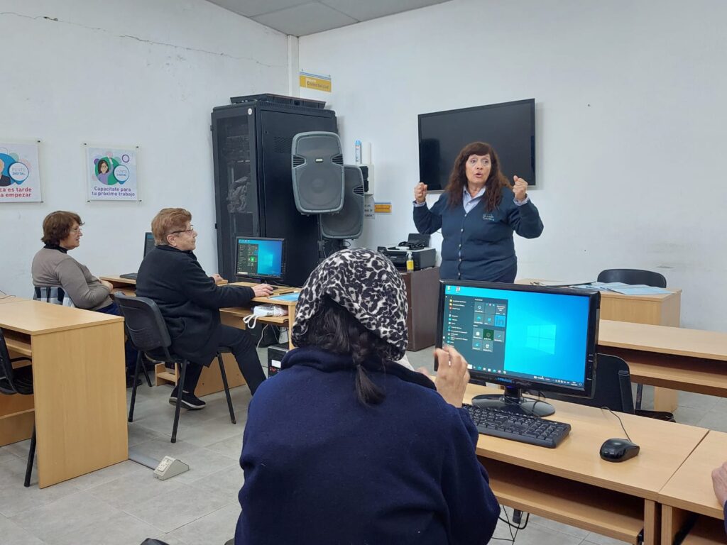 Adultos mayores fueron capacitados en alfabetización digital