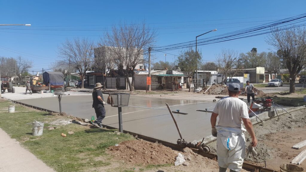 Hormigonado de bocacalle en obra de pavimento de Pinto Lucero y Derqui