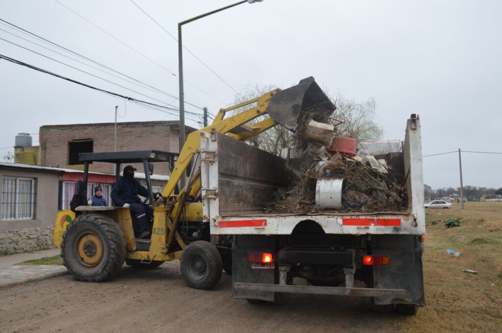 Cuadrillas municipales efectúan recolección de residuos mayores en distintos barrios