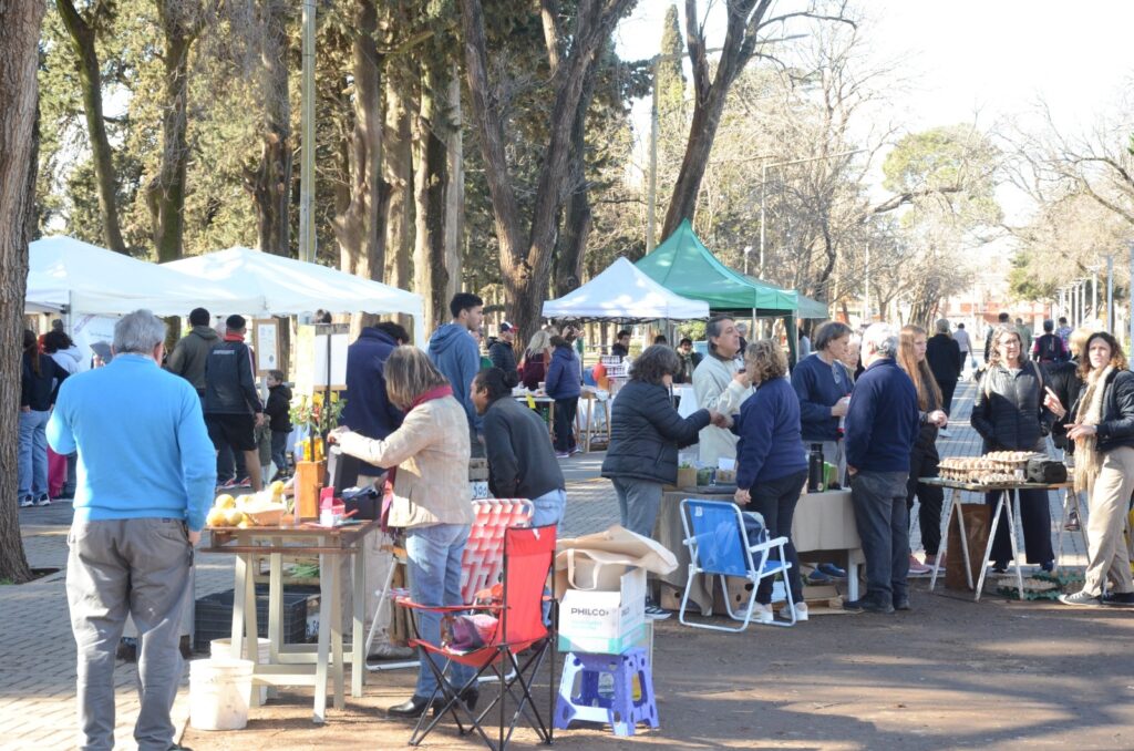 Volvió el Paseo Ferial al Parque Municipal de la mano del sol septembrino