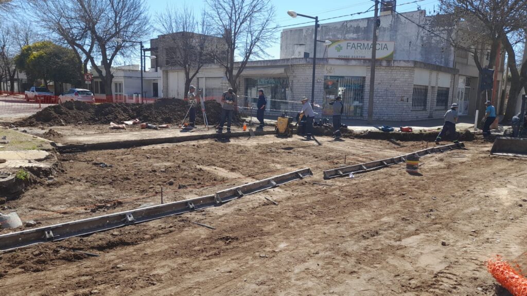 Realizan hormigonado de bache en Rivadavia y Lisandro de la Torre