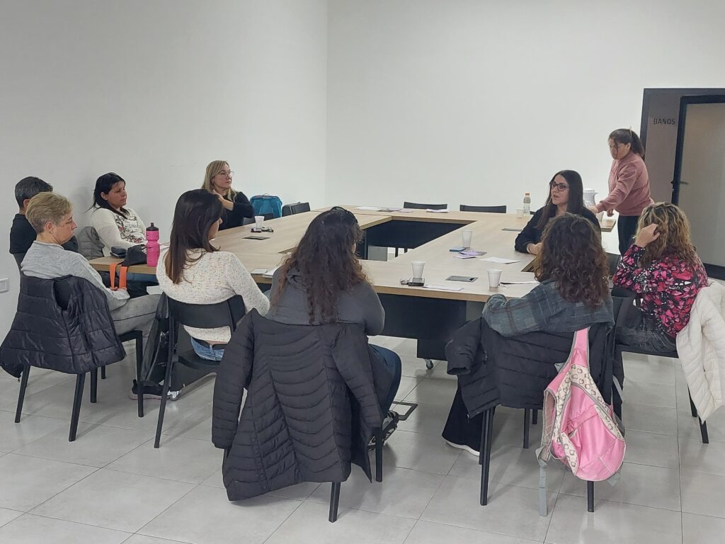 Trabajadores municipales se capacitan en dispositivo que acompaña a mujeres en situación de violencia
