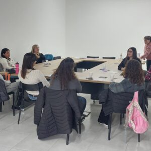 Trabajadores municipales se capacitan en dispositivo que acompaña a mujeres en situación de violencia