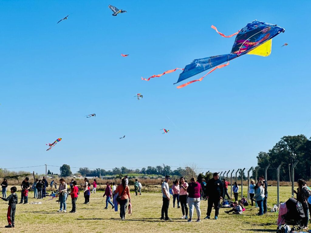 Más de 100 pintorescos barriletes se flamearon por el Parque Municipal