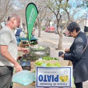 El mercado de frutas y verduras locales se traslada a la plaza De la Democracia