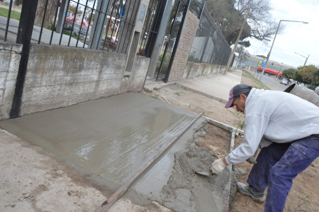 Ejecución de sumideros en Maxwell y Junín y de vereda en la Escuela 6404