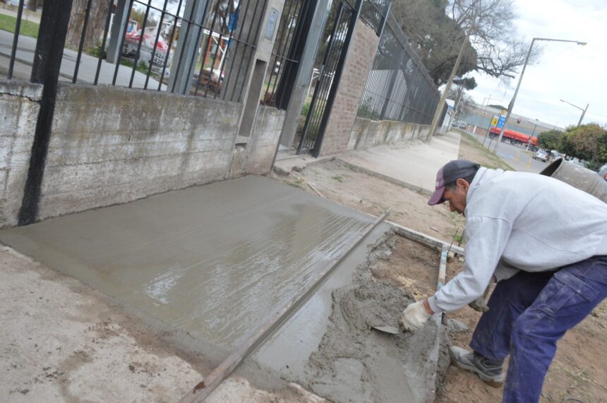 Ejecución de sumideros en Maxwell y Junín y de vereda en la Escuela 6404