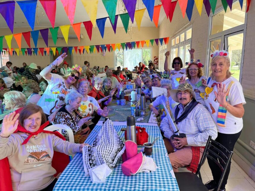 Los adultos mayores celebraron la llegada de la primavera con un picnic en el Camping de Camioneros