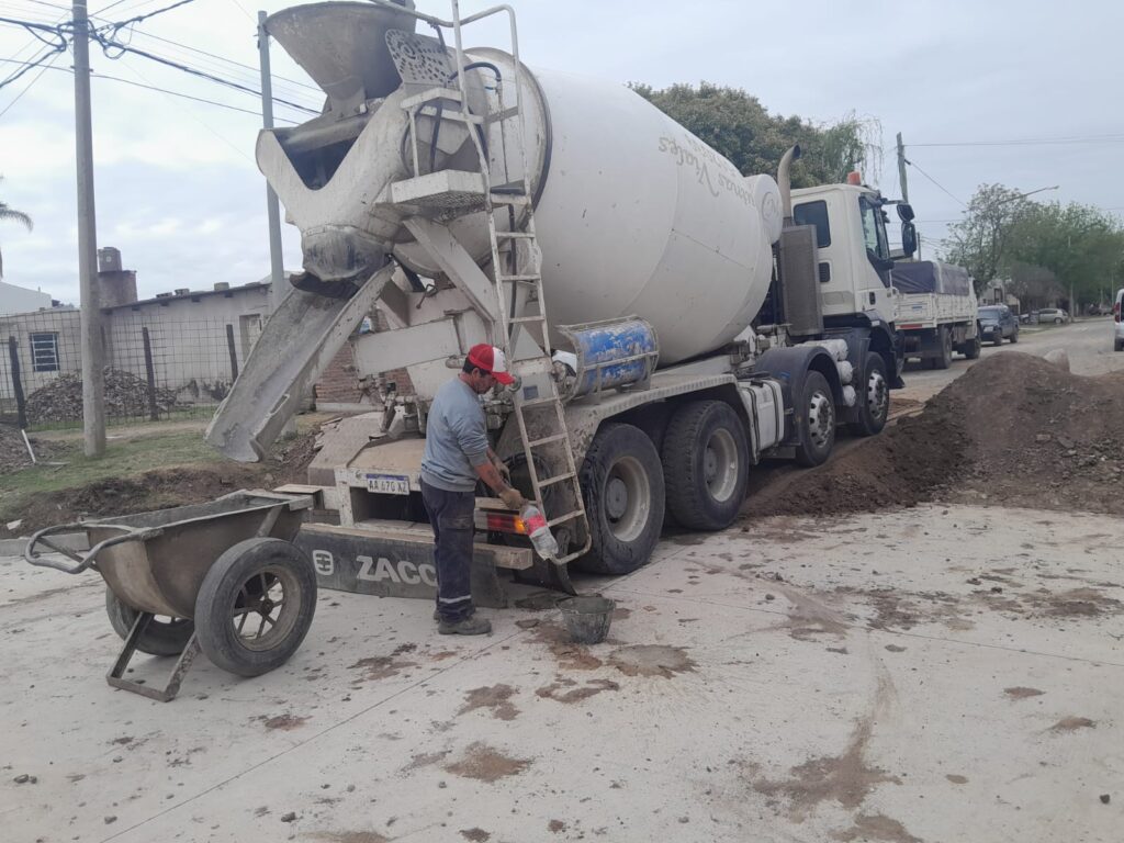 Cuadrillas municipales realizan tareas de hormigonado de cordones y bocacalles