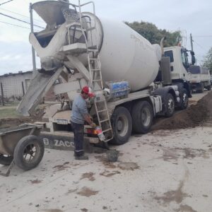 Cuadrillas municipales realizan tareas de hormigonado de cordones y bocacalles