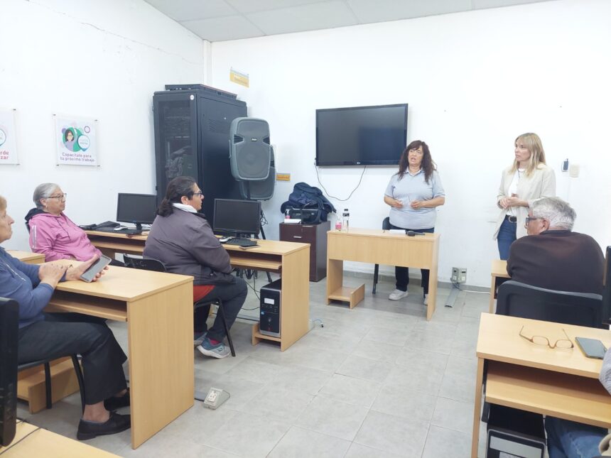 Ya está en marcha el taller de Manejo de Celular para Adultos Mayores