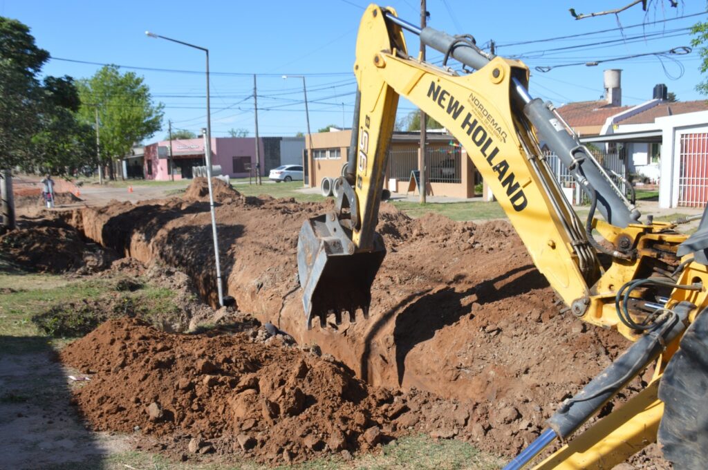 Colocan tubería en obra de desagüe pluvial de Junín y Aufranc