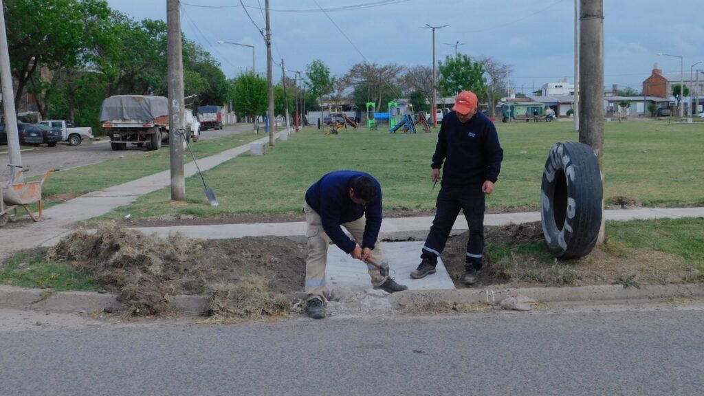 El Municipio ejecuta rampas en vereda perimetral de plaza Ramón Carrillo