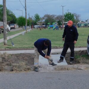 El Municipio ejecuta rampas en vereda perimetral de plaza Ramón Carrillo